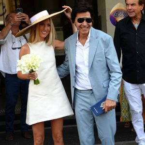 Les jeunes mariés, Jean-Luc Lahaye et sa femme Paola (Lahaye-Aubin) à la sortie de la mairie du 18ème arrondissement de Paris - J.L.Lahaye s'est marié en secondes noces avec sa compagne P.Aubin à la mairie du 18ème arrondissement de Paris, le 2 juillet 2025. (Agence / Bestimage).