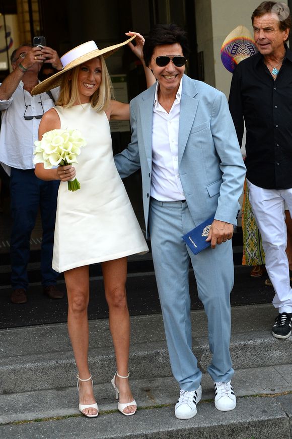 Les jeunes mariés, Jean-Luc Lahaye et sa femme Paola (Lahaye-Aubin) à la sortie de la mairie du 18ème arrondissement de Paris - J.L.Lahaye s'est marié en secondes noces avec sa compagne P.Aubin à la mairie du 18ème arrondissement de Paris, le 2 juillet 2025. (Agence / Bestimage).