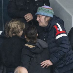 Philippe Katerine et ses deux enfants, Billy et Alfred en tribunes lors du match de football Ligue 1 Uber Eats opposant le Paris Saint-Germain (PSG) au Racing Club de Strasbourg Alsace (RCSA) au Parc des Princes à Paris, France, le 21 octobre 2023. Le PSG a gagné 3-0. 

© Cyril Moreau/Bestimage
