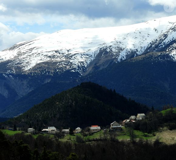 Illustrations au Vernet dans les Alpes-de-Haute-Provence dans le cadre de la disparition du petit Emile en juillet 2023 dont une partie des ossements ont été retrouvés.
Le 4 avril 2024. © Romain Doucelin / Bestimage