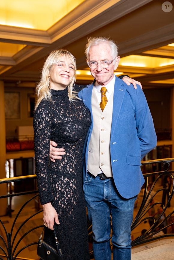 Qui apparaît rarement en public.

Mac Lesggy et Carole au défilé Stéphane Rolland Collection Haute Couture Automne/Hiver 2025-2026 lors de la Fashion Week de Paris (PFW) au théâtre des Champs-Élysées, à Paris, France, le 8 juillet 2025. © Pierre Perusseau/Bestimage