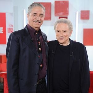 Franck Ferrand apporte son expertise historique sur la figure de Charles de Gaulle.

 Simon Abkarian et Michel Drucker lors de l'enregistrement de l'émission Vivement dimanche édition spéciale intitulée 'Général de Gaulle' au studio Rive gauche, présentée par M.Drucker et diffusée le 11 octobre sur France 3, à Paris, France, le 30 septembre 2026. © Guillaume Gaffiot/Bestimage
