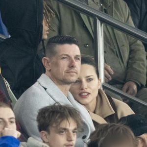 Adriana Lima et son compagnon Andre Lemmers - Célébrités des les tribunes lors du match aller du quart de finale de Ligue des champions entre le PSG et Aston Villa (3-1) au Parc des Princes à Paris le 9 avril 2025. © Cyril Moreau/Bestimage