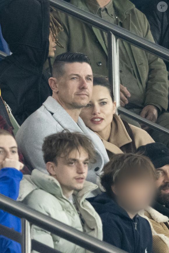 Adriana Lima et son compagnon Andre Lemmers - Célébrités des les tribunes lors du match aller du quart de finale de Ligue des champions entre le PSG et Aston Villa (3-1) au Parc des Princes à Paris le 9 avril 2025. © Cyril Moreau/Bestimage