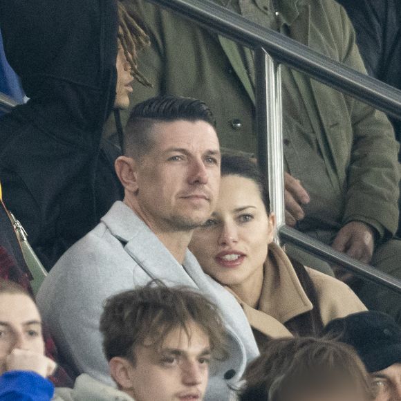 Adriana Lima et son compagnon Andre Lemmers - Célébrités des les tribunes lors du match aller du quart de finale de Ligue des champions entre le PSG et Aston Villa (3-1) au Parc des Princes à Paris le 9 avril 2025. © Cyril Moreau/Bestimage