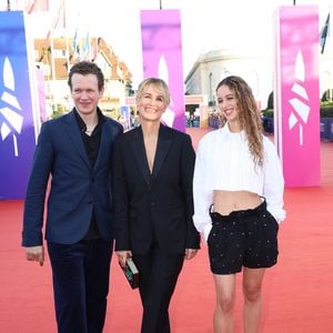 Judith Godrèche entre son fils Noé Boon et sa fille Tess Berthelemy à la première du film "Dogman" lors du 49ème Festival du Cinema Americain de Deauville, France, le 2 septembre 2023. © Denis Guignebourg/BestImage