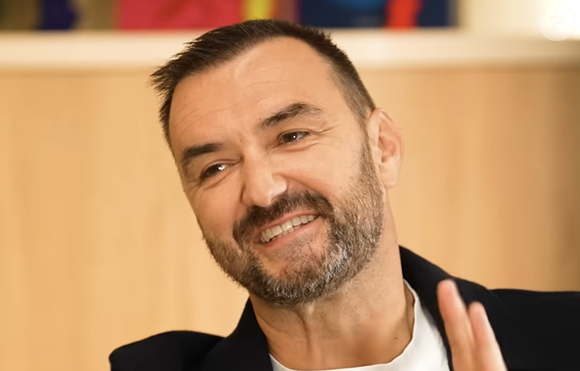 "Si ses potes le regardant et qu'ils lui disent 'Tu fais bien à manger, mec', j'aurais accompli ma vie !", a-t-il conclu. 

Cyril Lignac dans l'émission AURA d'Audrey Crespo-Mara publiée le 16 mai sur YouTube