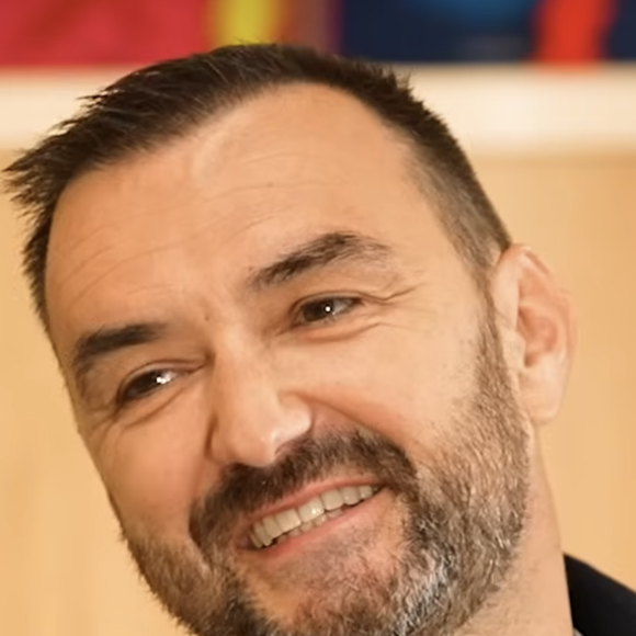 "Si ses potes le regardant et qu'ils lui disent 'Tu fais bien à manger, mec', j'aurais accompli ma vie !", a-t-il conclu. 

Cyril Lignac dans l'émission AURA d'Audrey Crespo-Mara publiée le 16 mai sur YouTube