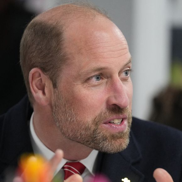 Le prince William, prince de Galles, et Catherine (Kate) Middleton, princesse de Galles, rencontrent des joueurs blessés, en marge du match du tournoi des Six Nations entre le Pays de Galles et l'Angleterre à Cardiff, le 15 mars 2025. 
©Julien Burton / Bestimage