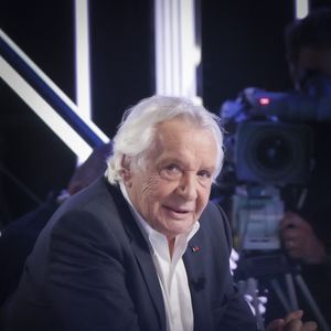Ces sorties s’inscrivent dans un cadre familial puisque les Sardou se sont récemment installés à Bormes-les-Mimosas, à 45 minutes de Ramatuelle.


Exclusif - Michel Sardou sur le plateau de l'émission Touche pas à mon poste (TPMP) présentée en direct par C.Hanouna et diffusée sur C8 le 29 août 2022.

© Jack Tribeca / Bestimage