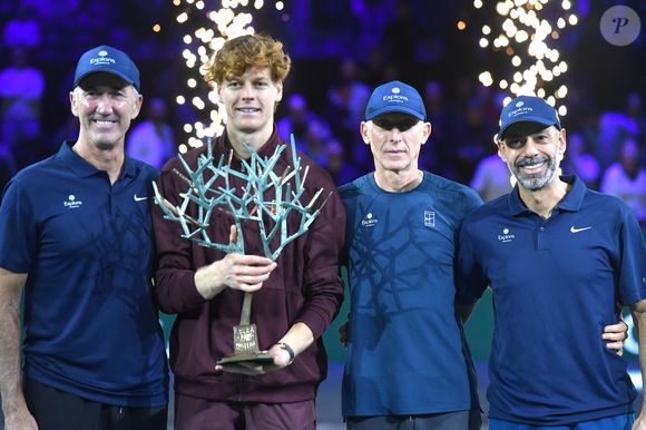 Jannik Sinner et son équipe - Jannik Sinner remporte le Rolex Paris Masters 2025 face à Félix Auger-Aliassime à la Défense Arena le 2 novembre 2025 . © Veeren/Bestimage