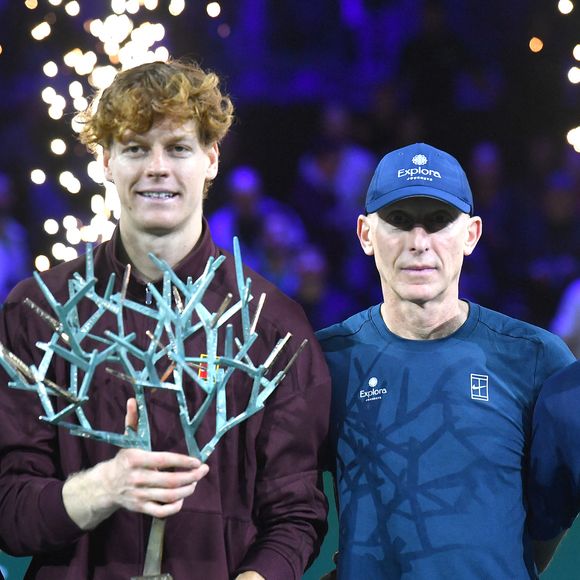 Jannik Sinner et son équipe - Jannik Sinner remporte le Rolex Paris Masters 2025 face à Félix Auger-Aliassime à la Défense Arena le 2 novembre 2025 . © Veeren/Bestimage