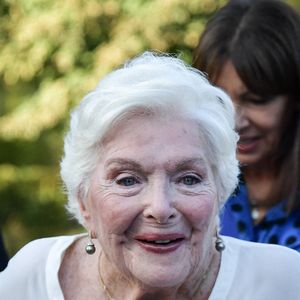 La chanteuse et actrice française Line Renaud regarde l'inauguration du "Jardin des Ambassadeurs-Line Renaud" à Paris, France, le 2 octobre 2023. Photo by Firas Abdullah/ABACAPRESS.COM