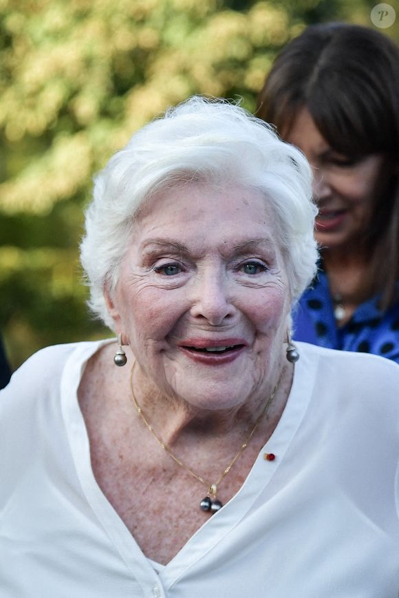 La chanteuse et actrice française Line Renaud regarde l'inauguration du "Jardin des Ambassadeurs-Line Renaud" à Paris, France, le 2 octobre 2023. Photo by Firas Abdullah/ABACAPRESS.COM