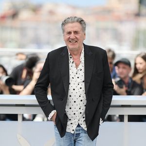 "Je pense que je suis un autodidacte de la dyspraxie. Je ne savais pas que je l’étais. C’est quand plus tard, on a décelé chez mon fils (Zachary, né en 2009 de son histoire avec Aude Ambroggi, ndlr) ce même truc et qu’on a quitté l’enseignement normal pour aller dans une école dite alternative que j’ai compris.", avait-il confié au micro de France Bleu, dans l'émission Dans le rétro. 

Daniel Auteuil au photocall du film "Le Fil" lors du 77ème Festival International du Film de Cannes, au Palais des Festivals, à Cannes, France, le 22 mai 2024. © Jacovides-Moreau/Bestimage