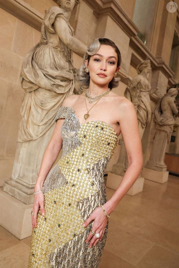 Le Musée du Louvre accueille Gigi Hadid au premier Grand Dîner du Louvre avec un cocktail raffiné. Cette soirée, qui mêle art, mode et philanthropie, ouvre la voie à un dîner de gala préparé par la chef étoilée Anne-Sophie Pic. (Backgrid USA / Bestimage).