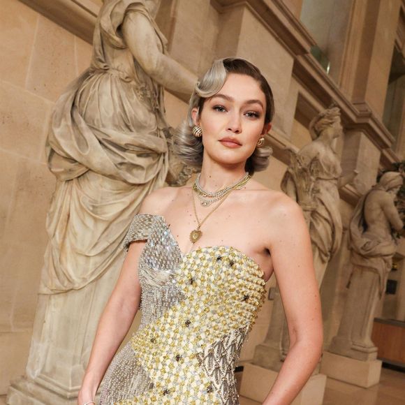 Le Musée du Louvre accueille Gigi Hadid au premier Grand Dîner du Louvre avec un cocktail raffiné. Cette soirée, qui mêle art, mode et philanthropie, ouvre la voie à un dîner de gala préparé par la chef étoilée Anne-Sophie Pic. (Backgrid USA / Bestimage).