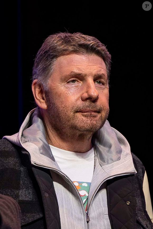 Plus étonnant encore, il confie adorer la place de l'Étoile, pourtant considérée comme un véritable cauchemar par la majorité des conducteurs.

Philippe Lellouche - Meeting de solidarité avec le peuple iranien "Iran, silence on tue !" à la Maison de la Chimie à Paris le 9 février 2026. © Vicenzo Arnone/Bestimage