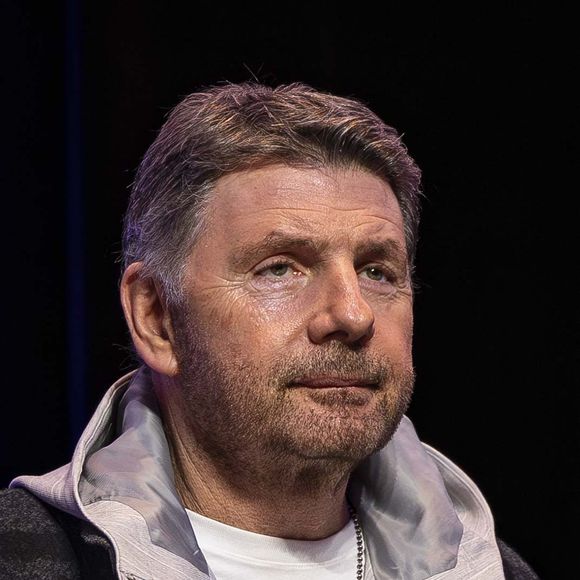 Plus étonnant encore, il confie adorer la place de l'Étoile, pourtant considérée comme un véritable cauchemar par la majorité des conducteurs.

Philippe Lellouche - Meeting de solidarité avec le peuple iranien "Iran, silence on tue !" à la Maison de la Chimie à Paris le 9 février 2026. © Vicenzo Arnone/Bestimage