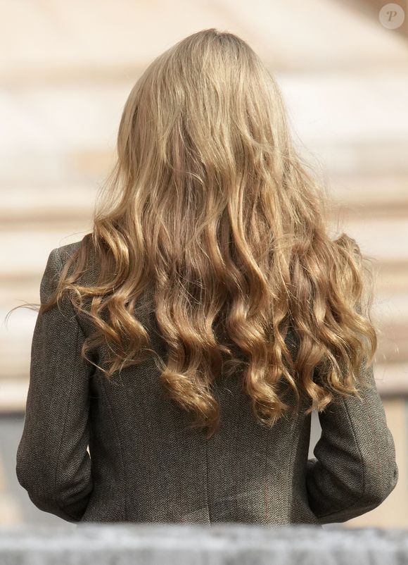 Deux jours plus tôt, Kate Middleton avait dévoilé une longue chevelure très blonde. 

 Le prince William, prince de Galles, et Catherine (Kate) Middleton, arborant des cheveux blonds, visitent les jardins, récemment transformés, du musée d'histoire naturelle à Londres, le 4 septembre 2025. © Julien Burton / Bestimage