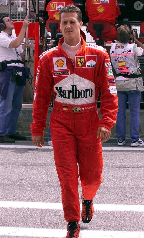 Le pilote allemand de l'équipe Ferrari, Michael Schumacher, fait un tour dans le Padock au départ de l'entraînement du Grand Prix d'Espagne de Formule 1 au Circuit de Catalunya de Montmel, à Barcelone, Espagne, le 5 mai 2000. Photo par Albert Olive/EFE/ABACAPRESS.COM