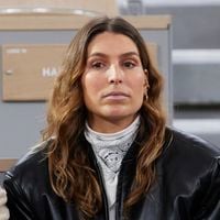 Laury Thilleman : Son traitement a dû être adapté pendant le tournage de Rendez-vous en terre inconnue, un professionnel a dû intervenir