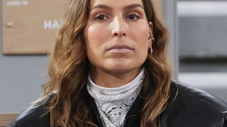Laury Thilleman : Son traitement a dû être adapté pendant le tournage de Rendez-vous en terre inconnue, un professionnel a dû intervenir