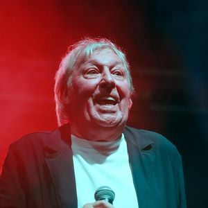 À 77 ans, il met un terme à sa carrière après avoir été victime de deux AVC, qui lui ont laissé des séquelles.

Exclusif - Cookie Dingler lors du concert La folie des années 80 au Croisic, France, le 20 août 2025. Ambiance garantie, tubes inoubliables et énergie 100% live pour le concert  La Folie des Années 80 2025. © Nöel Carrier/Bestimage
