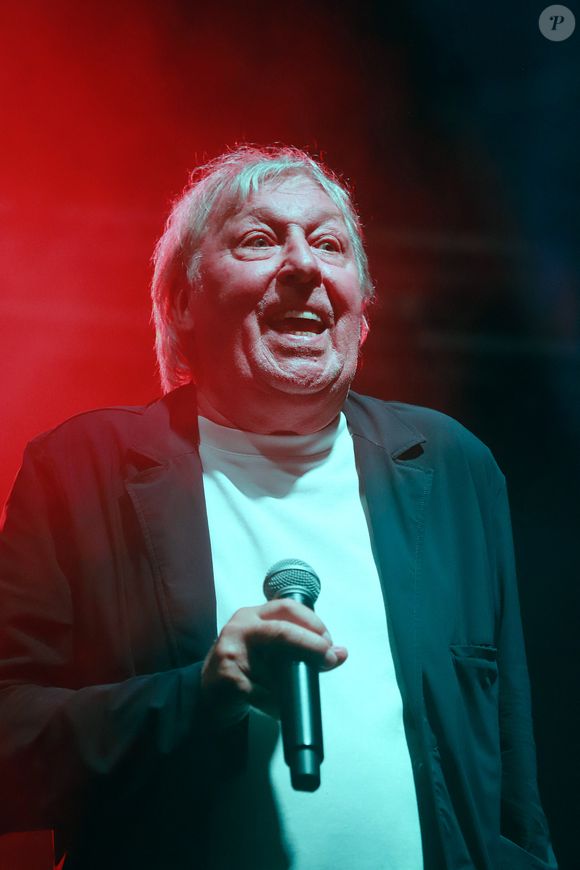 À 77 ans, il met un terme à sa carrière après avoir été victime de deux AVC, qui lui ont laissé des séquelles.

Exclusif - Cookie Dingler lors du concert La folie des années 80 au Croisic, France, le 20 août 2025. Ambiance garantie, tubes inoubliables et énergie 100% live pour le concert  La Folie des Années 80 2025. © Nöel Carrier/Bestimage