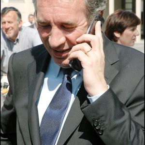 François Bayrou et sa femme Elisabeth au bureau de vote de Pau.