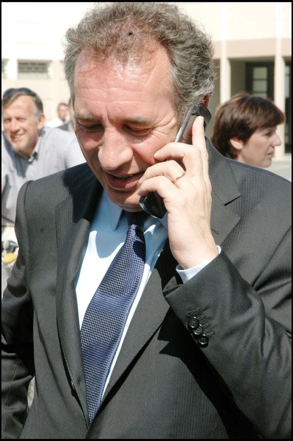 François Bayrou et sa femme Elisabeth au bureau de vote de Pau.