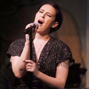 Rumer Willis en concert au Cafe Carlyle à New York le 7 avril 2016. Bruce Willis avec sa femme Emma Heming, Demi Moore avec Tallulah Belle Willis et Donna Karan étaient présents au café. Agence / Bestimage USA