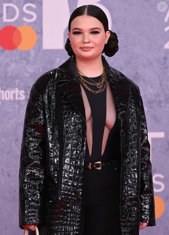 Lola Young au photocall de la soirée des BRIT Awards 2022 à l'O2, Peninsula Square de Londres, Royaume Uni, le 8 février 2022. AGENCE / BESTIMAGE