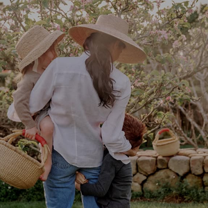 Nous retrouvons Meghan Markle, Archie et sa petite soeur Lilibet au jardin

Archie de Sussex, Meghan Markle et Lilibeth de Sussex © Instagram