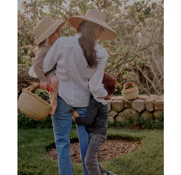 Nous retrouvons Meghan Markle, Archie et sa petite soeur Lilibet au jardin

Archie de Sussex, Meghan Markle et Lilibeth de Sussex © Instagram