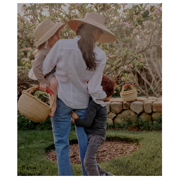 Nous retrouvons Meghan Markle, Archie et sa petite soeur Lilibet au jardin

Archie de Sussex, Meghan Markle et Lilibeth de Sussex © Instagram