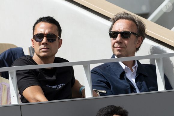 Mais alors que tous les candidats ont commencé les répétitions, l'un d'entre eux vit un moment compliqué, à savoir Stéphane Bern.

Stephane Bern et son compagnon Yori Bailleres dans les tribunes lors des Internationaux de France de Tennis de Roland Garros 2025 à Paris, le 29 mai 2025.
© Moreau / Jacovides / Bestimage