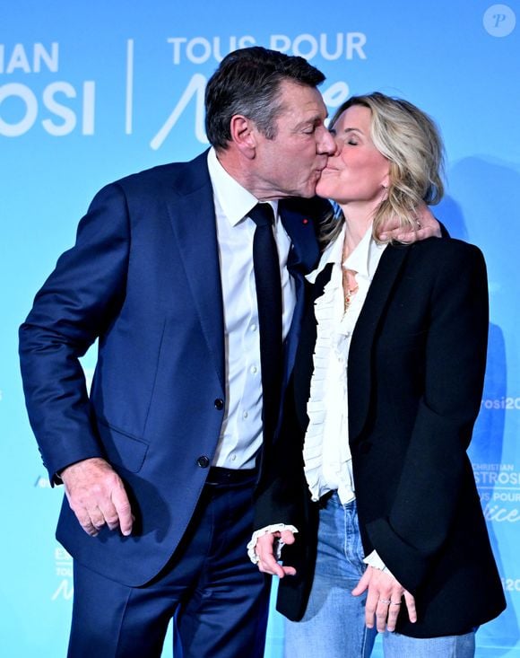 Dans sa publication, la femme de Christian Estrosi révèle qu'elle s'adonne là à l'Aculift, une pratique anti-âge naturelle redoutablement efficace, souvent surnommée la technique des "aiguilles d'or".

Christian Estrosi, le maire de Nice, présentait ses colis pour la prochaine élection municipale lors d'un meeting dans les salons de l'hôtel Méridien à Nice, le 20 février 2026, avec l'entrée en politique, à ses côtés, de Gerard Holtz, le célèbre journaliste sportif, sous le regard de sa Fan N°1, sa femme, Laura Tenoudji Estrosi. © Bruno Bebert/Bestimage