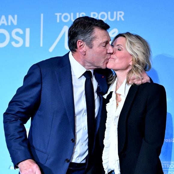Dans sa publication, la femme de Christian Estrosi révèle qu'elle s'adonne là à l'Aculift, une pratique anti-âge naturelle redoutablement efficace, souvent surnommée la technique des "aiguilles d'or".

Christian Estrosi, le maire de Nice, présentait ses colis pour la prochaine élection municipale lors d'un meeting dans les salons de l'hôtel Méridien à Nice, le 20 février 2026, avec l'entrée en politique, à ses côtés, de Gerard Holtz, le célèbre journaliste sportif, sous le regard de sa Fan N°1, sa femme, Laura Tenoudji Estrosi. © Bruno Bebert/Bestimage