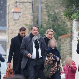 Vincenzo Sofo est le deuxième mari de Marion Maréchal - avec Matthieu Decosse, elle est la mère d'Olympe - et le père de sa fille Clotilde

Samuel Marechal, Marion Marechal et ses filles Olympe et Clotilde et son mari Vincenzo Sofo - Départ de la maison familiale des Le Pen pour se rendre en l'église Saint-Joseph où ont lieu les obsèques de Jean-Marie Le Pen à la Trinité-sur-Mer le 11 janvier 2025.
© Guillaume Collet / Dominique Jacovides / Bestimage