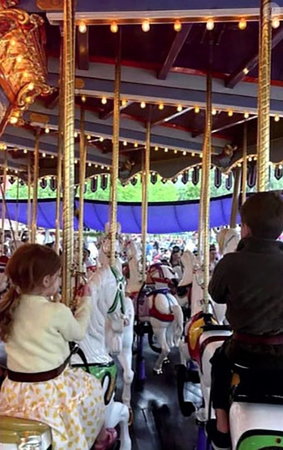 Les deux enfants, dont le visage est toujours caché, ont bien grandi.

 Le prince Harry révèle que Space Mountain est son attraction préférée dans un parc d'attractions grâce à la princesse Diana. Lui et son épouse Meghan Markle apparaissent dans l'émission spéciale d'ABC pour le 70e anniversaire de Disneyland. Le duc et la duchesse de Sussex sont à l'affiche de l'émission d'ABC News intitulée « The Happiest Story on Earth: 70 Years of Disneyland ». © Backgrid UK/ Bestimage