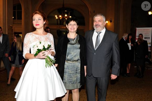 Exclusif - Prix Spécial - No web - No blog - Emilie Dequenne et ses parents Daniel et Brigitte - Mariage de Michel Ferracci et Emilie Dequenne à la mairie du 10ème arrondissement, le samedi 11 octobre 2014 à Paris.
