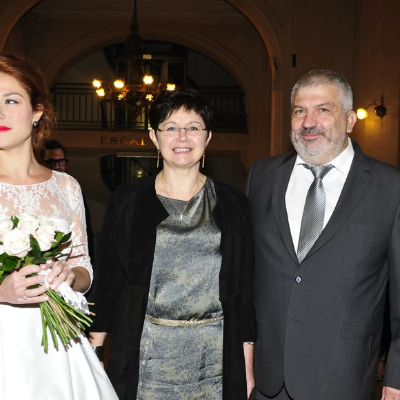 Exclusif - Prix Spécial - No web - No blog - Emilie Dequenne et ses parents Daniel et Brigitte - Mariage de Michel Ferracci et Emilie Dequenne à la mairie du 10ème arrondissement, le samedi 11 octobre 2014 à Paris.