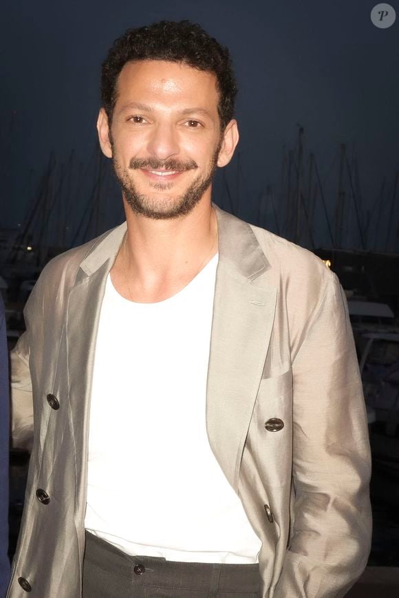 Lors d’une interview, il a été interrogé sur le plus bel objet qu’il possède.

Exclusif - Rendez-vous avec  Vincent Dedienne en marge de l'émission "C à vous" lors du 77ème Festival International du Film de Cannes le 23 mai 2024.  © Jack Tribeca / Bestimage