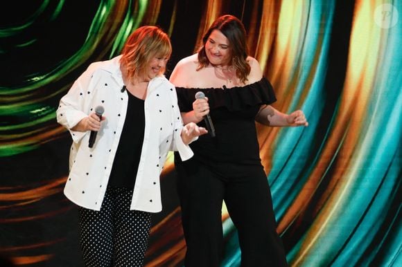 Exclusif - Michèle Bernier et sa fille Charlotte Gaccio lors de l'enregistrement de l'émission "Famille je vous aime" présentée par M. Drucker et qui sera diffusée le 13 juin 2025 sur France 3, aux Studios rive gauche à Paris, France, le 14 avril 2025. © Clovis-Gaffiot/Bestimage
Tout au long de sa carrière, Michel Drucker a interviewé les parents de ses invités pour comprendre leur parcours. Il a tissé des liens avec chacune de leur famille. Voilà comment est née l'idée de " Famille je vous aime ".

Cette émission diffusée en prime time sur France 3, entre la Fête des Mères et la Fête des Pères, a pour thème principal la transmission.

La famille a toujours inspiré les artistes que ce soit en chanson ou en humour. Gad Elmaleh, le parrain de cette première émission sera accompagné de Régine et David, ses parents. Il y aura également Dany Brillant, Anne Roumanoff, Roman Doduick et leur maman, Michèle Bernier, Laurent Voulzy, Gérard Lanvin, Louis Chedid, Michel et Beatrice Leeb et leurs enfants, mais aussi David Hallyday et Olivier de Benoist dont les récents spectacles abordent ce sujet.

Entre émotion et fous rires, nous n'avons pas fini d'aimer ces drôles de Familles !