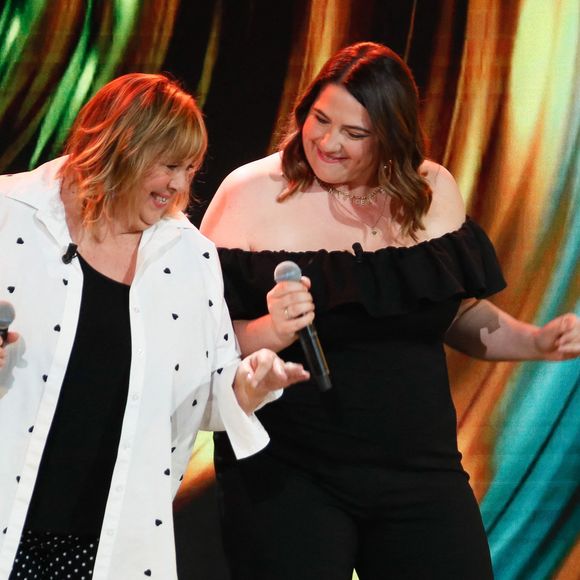 Exclusif - Michèle Bernier et sa fille Charlotte Gaccio lors de l'enregistrement de l'émission "Famille je vous aime" présentée par M. Drucker et qui sera diffusée le 13 juin 2025 sur France 3, aux Studios rive gauche à Paris, France, le 14 avril 2025. © Clovis-Gaffiot/Bestimage
Tout au long de sa carrière, Michel Drucker a interviewé les parents de ses invités pour comprendre leur parcours. Il a tissé des liens avec chacune de leur famille. Voilà comment est née l'idée de " Famille je vous aime ".

Cette émission diffusée en prime time sur France 3, entre la Fête des Mères et la Fête des Pères, a pour thème principal la transmission.

La famille a toujours inspiré les artistes que ce soit en chanson ou en humour. Gad Elmaleh, le parrain de cette première émission sera accompagné de Régine et David, ses parents. Il y aura également Dany Brillant, Anne Roumanoff, Roman Doduick et leur maman, Michèle Bernier, Laurent Voulzy, Gérard Lanvin, Louis Chedid, Michel et Beatrice Leeb et leurs enfants, mais aussi David Hallyday et Olivier de Benoist dont les récents spectacles abordent ce sujet.

Entre émotion et fous rires, nous n'avons pas fini d'aimer ces drôles de Familles !