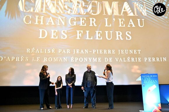 Valérie Perrin, Elodie Batard Gaultier, Leïla Bekhti, Jean-Pierre Jeunet ont présenté le film "Changer l'eau des fleurs" avec Nathalie Levy, la maîtresse de cérémonie, durant la soirée d'ouverture de la 8ème édition du Festival Ciné Roman au Cinéma Pathé Gare du Sud à Nice, le 28 septembre 2026. © Bruno Bebert - Dominique Jacovides / Bestimage