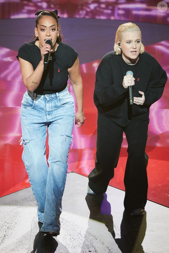 Exclusif - Amel Bent et Emma Peters lors de l’enregistrement de l’émission “Les stars s’unissent pour le Sidaction” au théâtre Marigny à Paris, France, le 11 mars 2025. L’émission sera diffusée en prime le 22 mars sur France 2. © Guirec-Moreau/ Bestimage