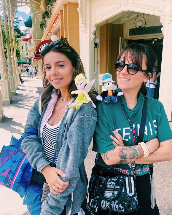 Alizée et sa fille Annily à Disneyland Paris.