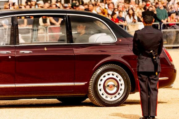 Meghan Markle, duchesse de Sussex - - Procession du cercueil de la reine Elizabeth II d'Angleterre de l'Abbaye de Westminster à Wellington Arch à Hyde Park Corner, près du palais de Buckingham, au son de Big Ben et de coups de canon. Dans le cadre des funérailles d'Etat, le cercueil sera ensuite transféré dans le corbillard royal pour prendre la direction du château de Windsor. Londres,  le 19 septembre 2022. Royalportraits Europe/Bernard Rubsamen / Bestimage